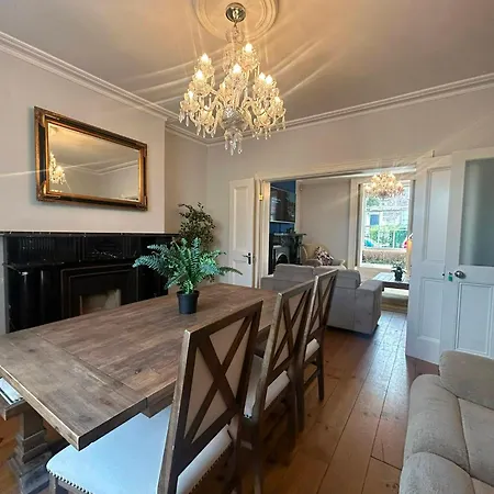 בית נופש Elegant 4bdr 4ba Luxury Heart Of Rathmines *